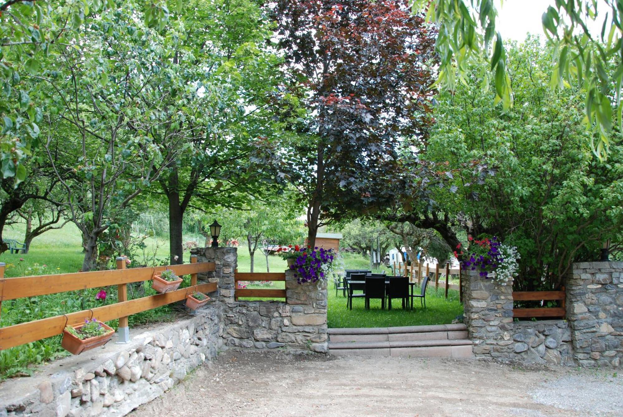 Hotel & Restaurant Le Chalvet Амбрюн Екстериор снимка