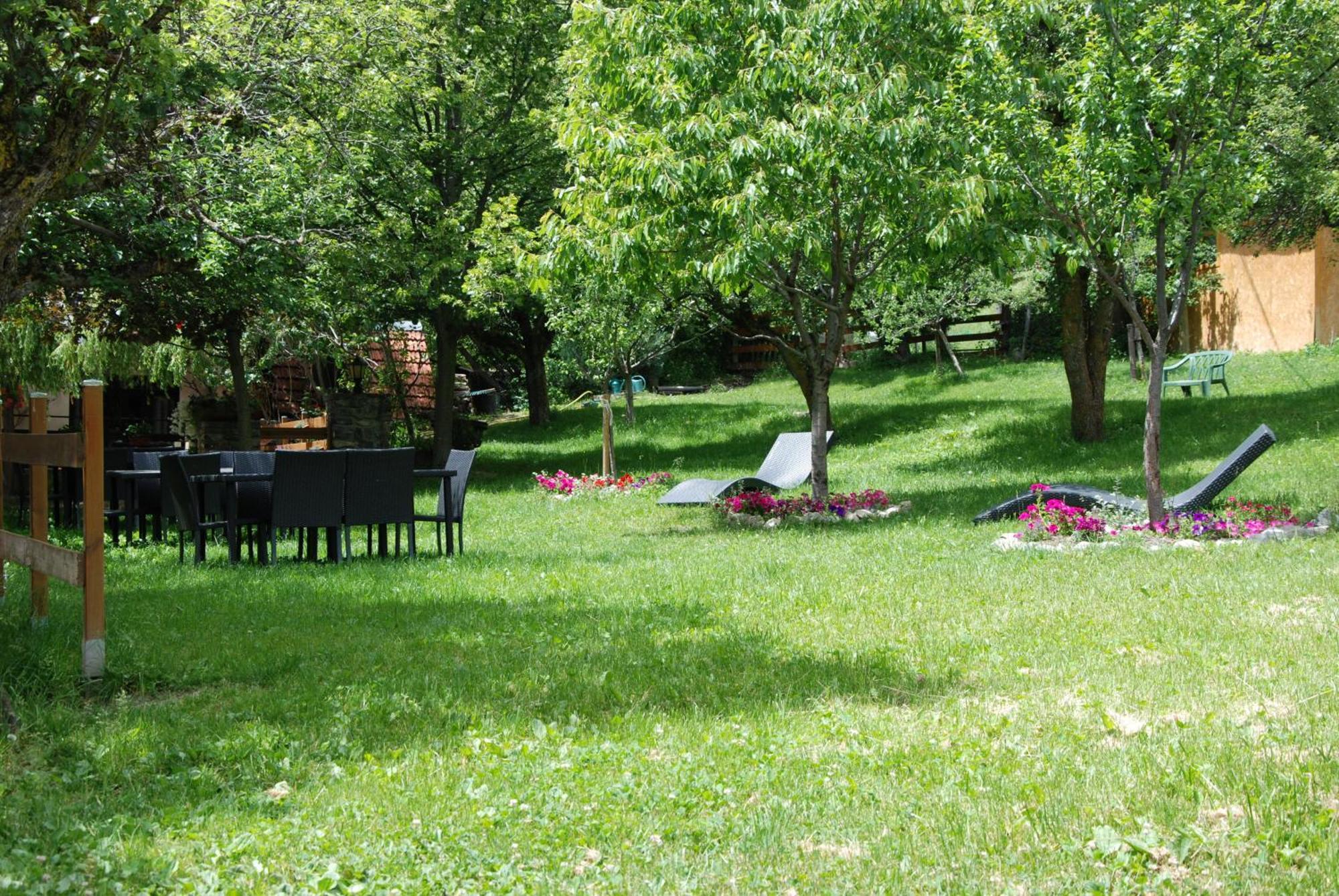 Hotel & Restaurant Le Chalvet Амбрюн Екстериор снимка